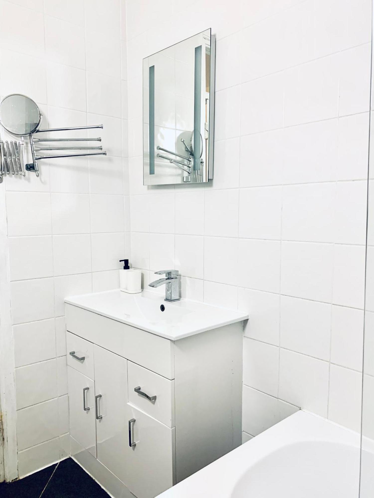 Cosy 2 Bedroom Apartment In Swiss Cottage. London Exteriör bild
